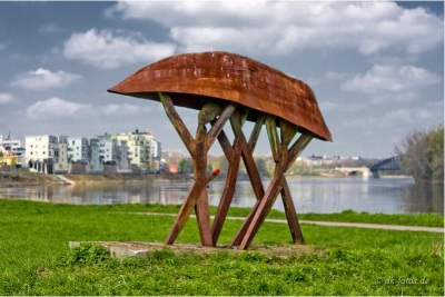 Skulptur an der Elbe